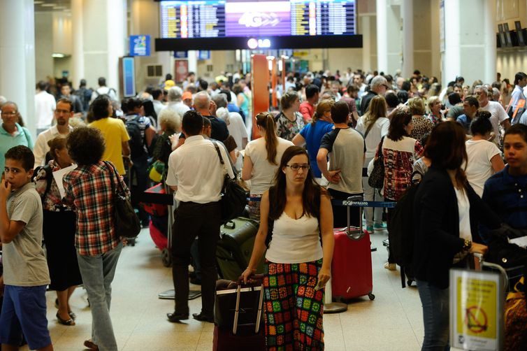 Tânia Rêgo Movimentação no Aeroporto Santos Dumont na antevéspera de Natal.(Tânia Regô/Agência Brasil)