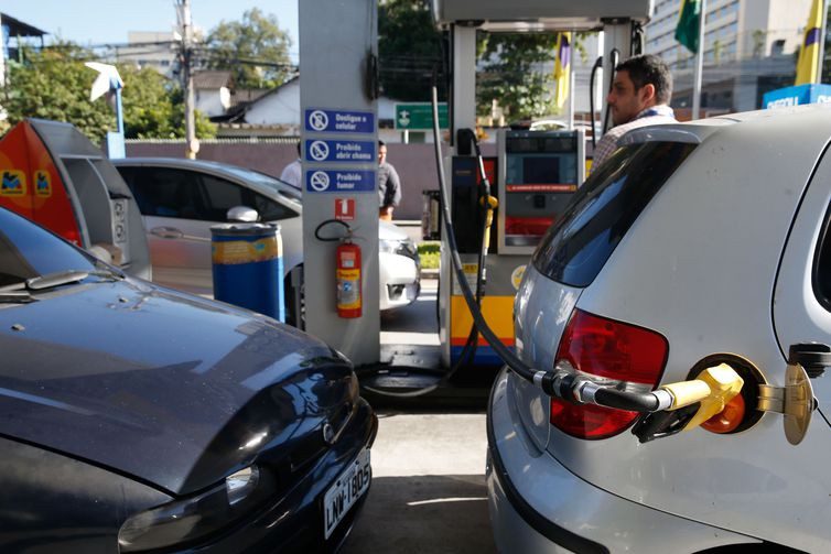 Tânia Rêgo/Agência Brasil Posto de combustIvel, em São Cristóvão, na zona norte da cidade, recebe gasolina e volta a abastecer, gerando enormes filas de carros e motos.